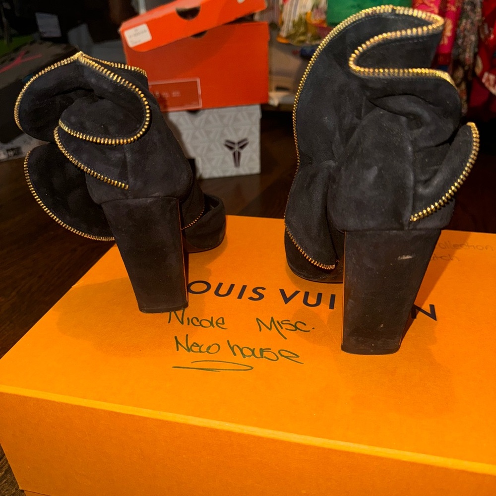 Louis Vuitton Black Suede Trimmed Pumps - Picture 6 of 12